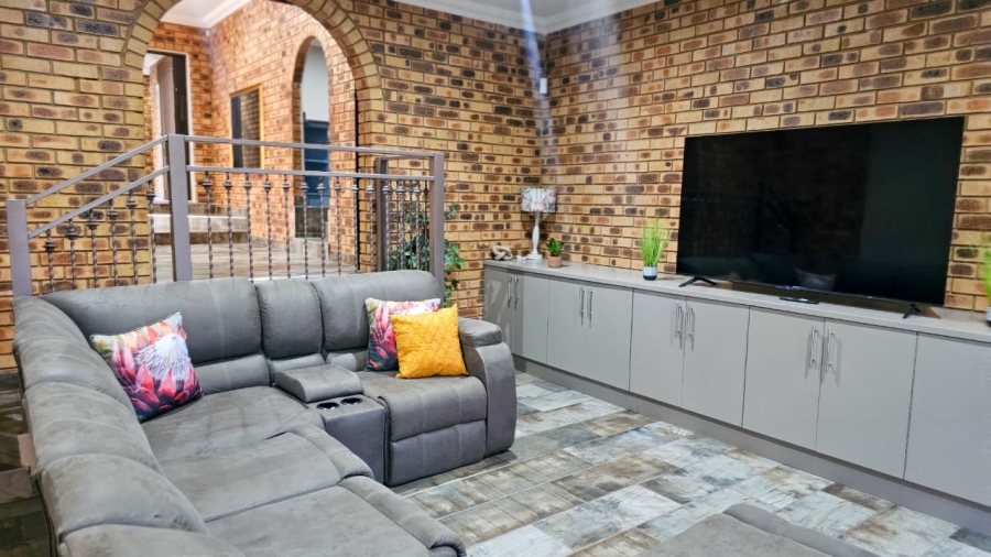 4 Bedroom Property for Sale in Zilkaatsnek North West
